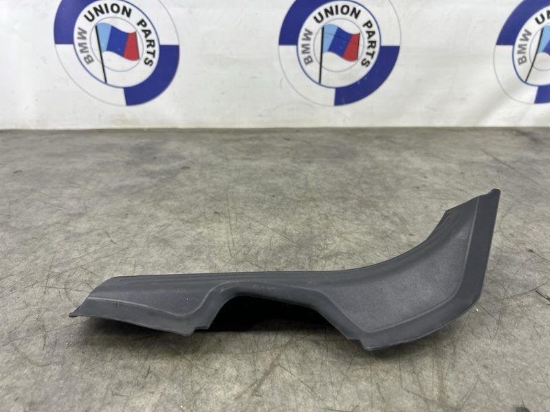 Водосток крышки багажника левый BMW 5 G60