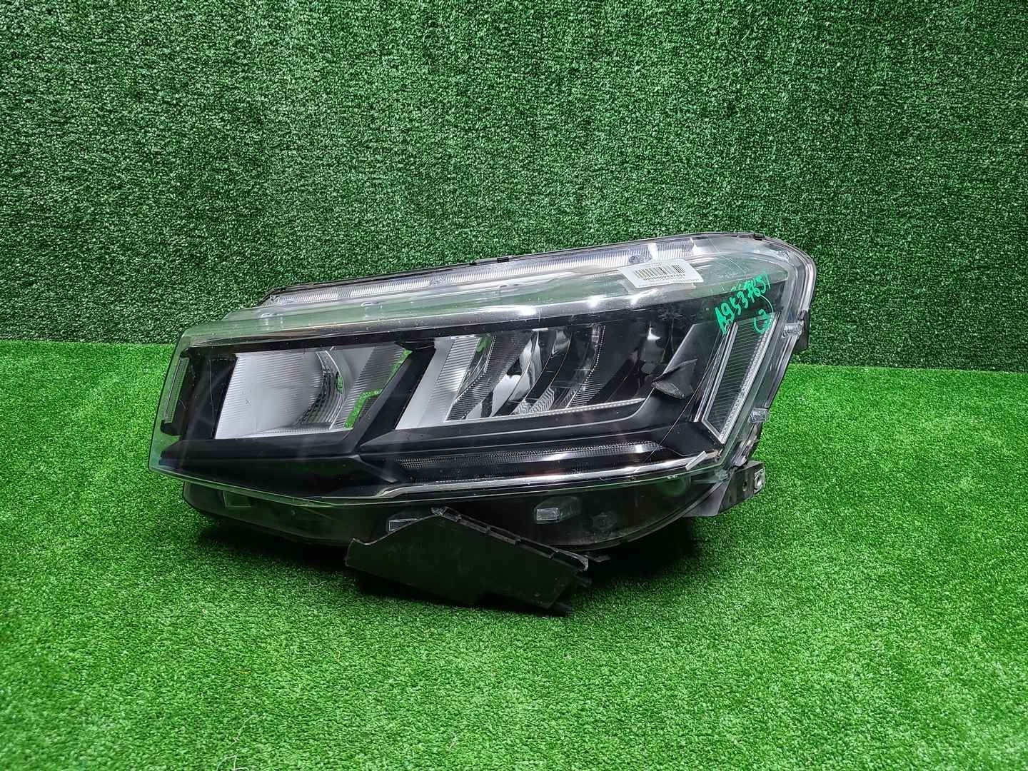 Битая Фара левая VW Taos (2020-2024) LED