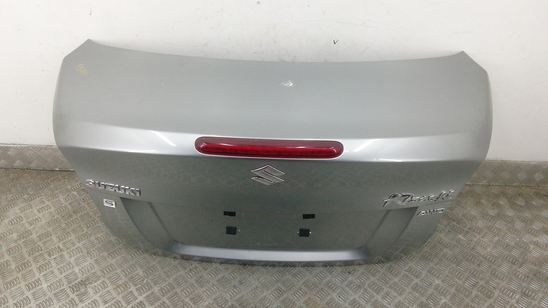 Крышка багажника Suzuki Kizashi 1