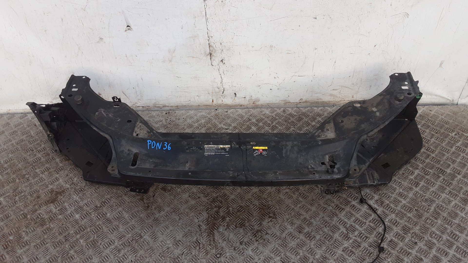 Передняя панель крепления облицовки (телевизор) Volvo XC70 2