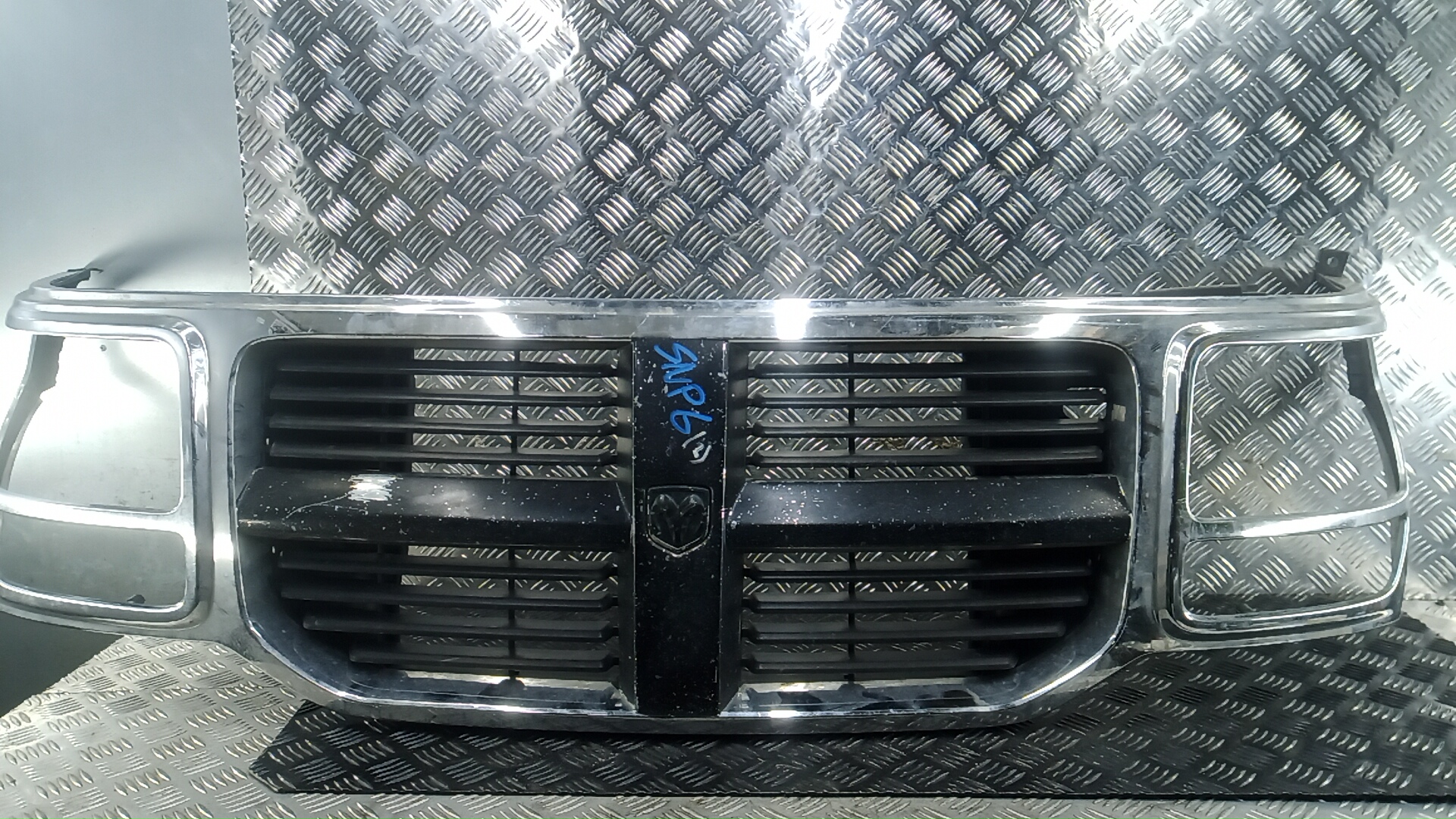 Решетка радиатора Dodge Nitro