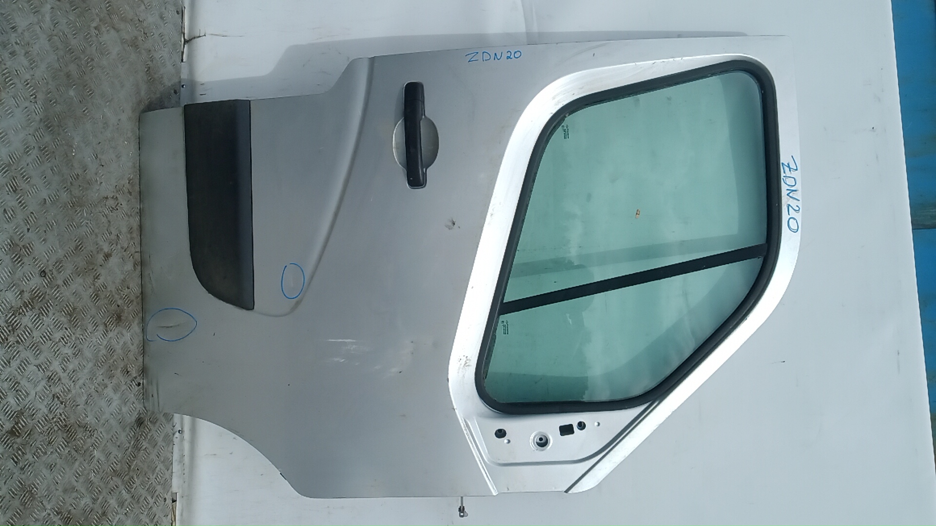 Дверь передняя правая Nissan NV400