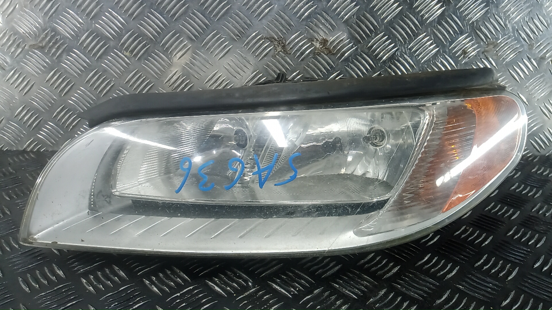 Фара левая Volvo V70 3