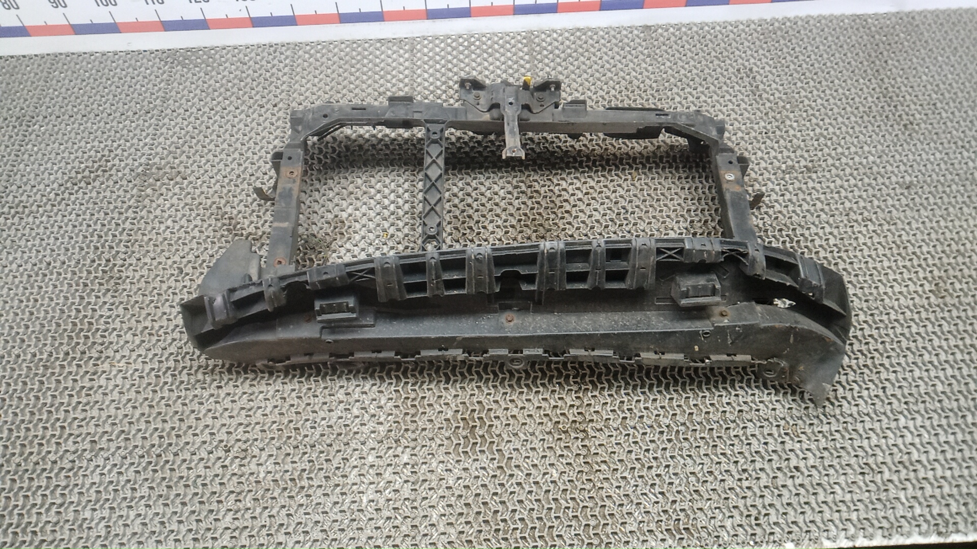 Передняя панель крепления облицовки (телевизор) Ford Fiesta 6