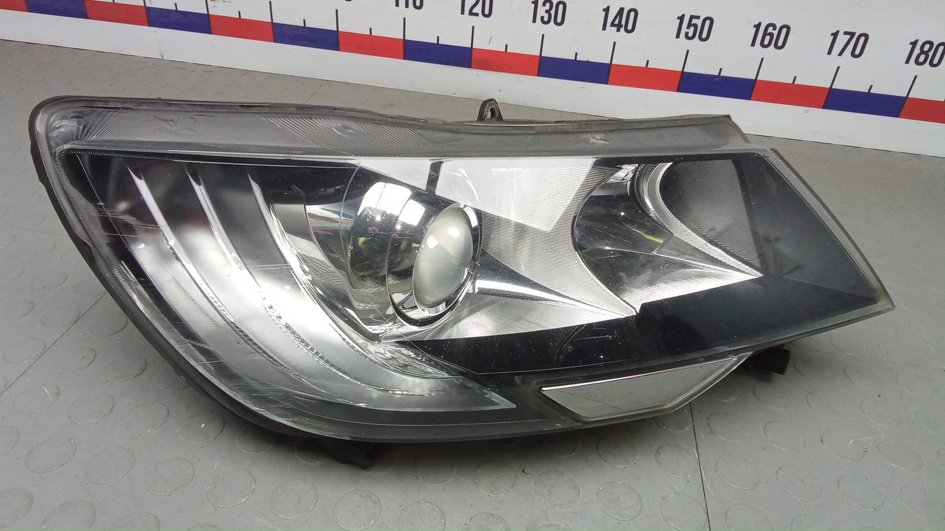 Фара правая Skoda Superb 2