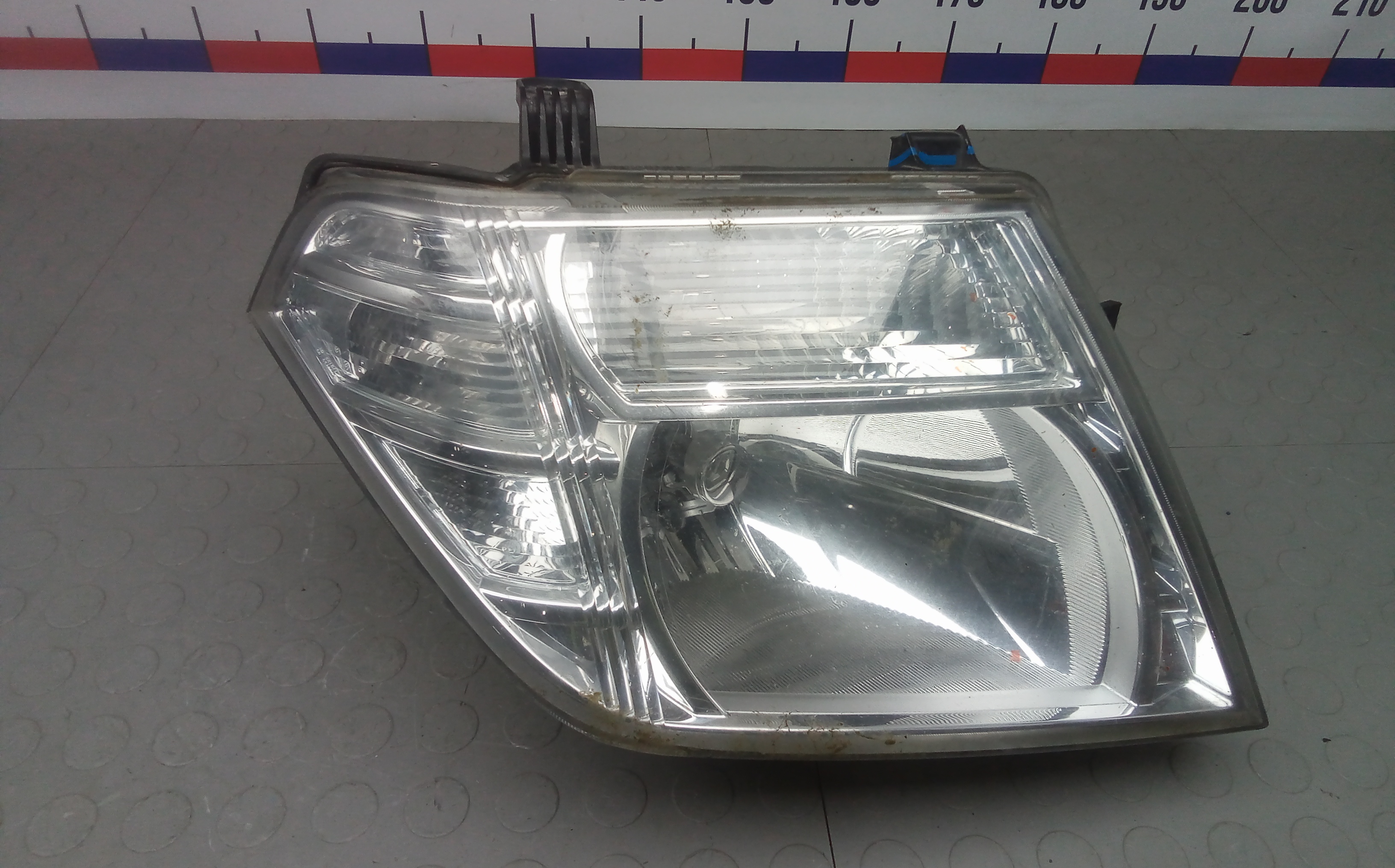 Фара правая Nissan Navara D40