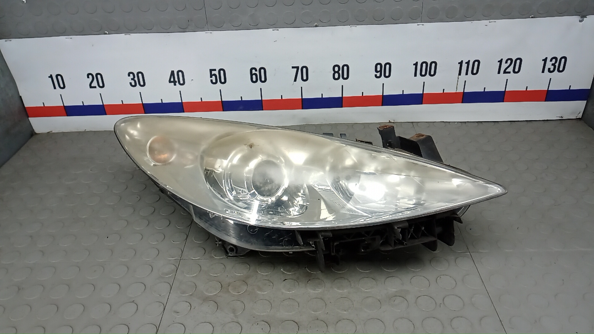Фара правая Peugeot 307