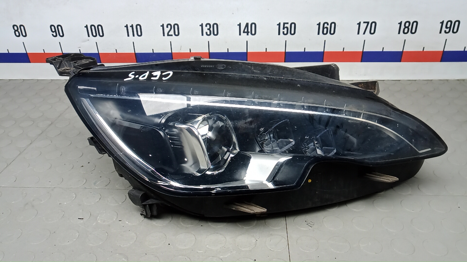 Фара правая Peugeot 308 2