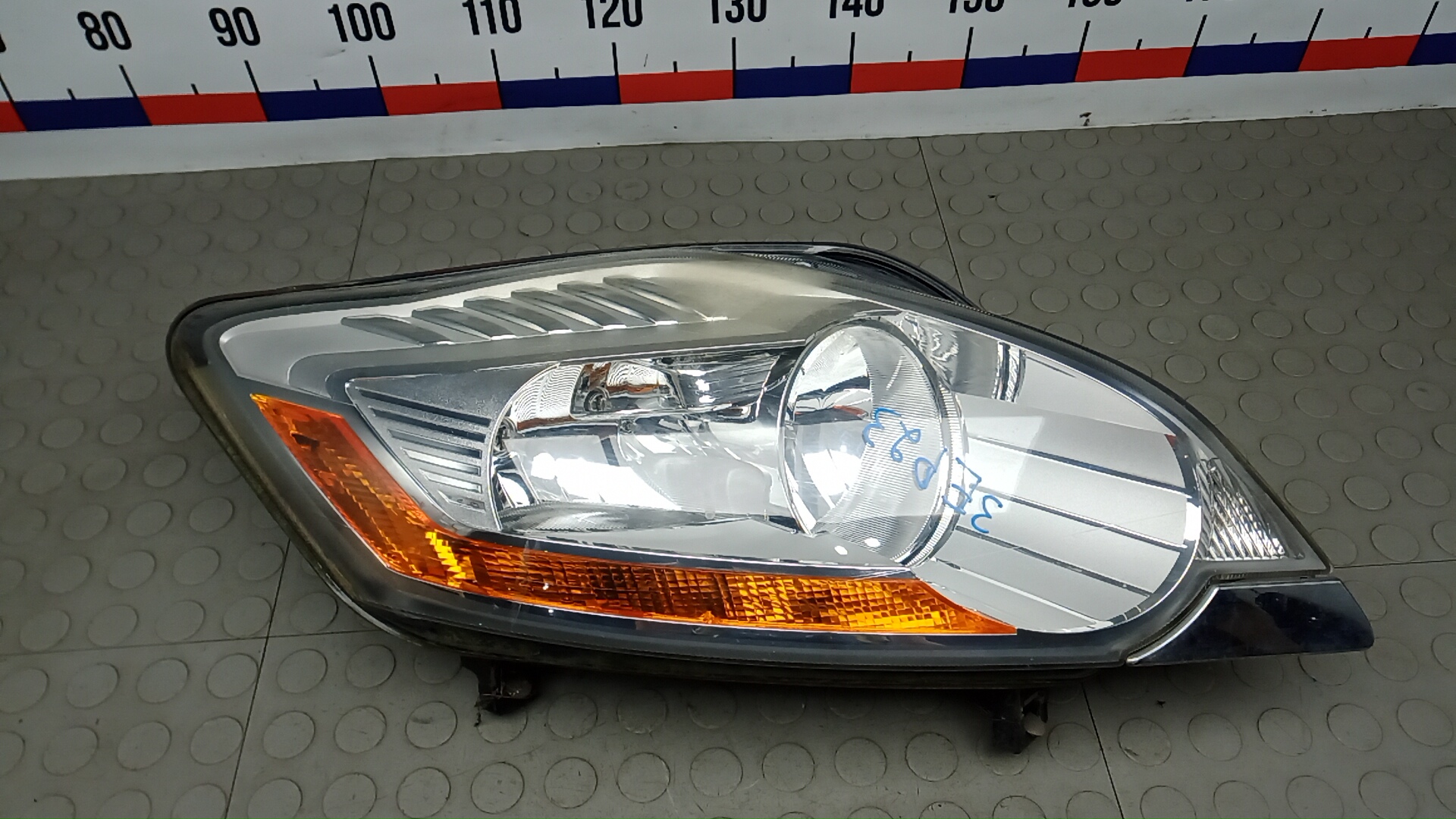 Фара правая Ford Kuga 1