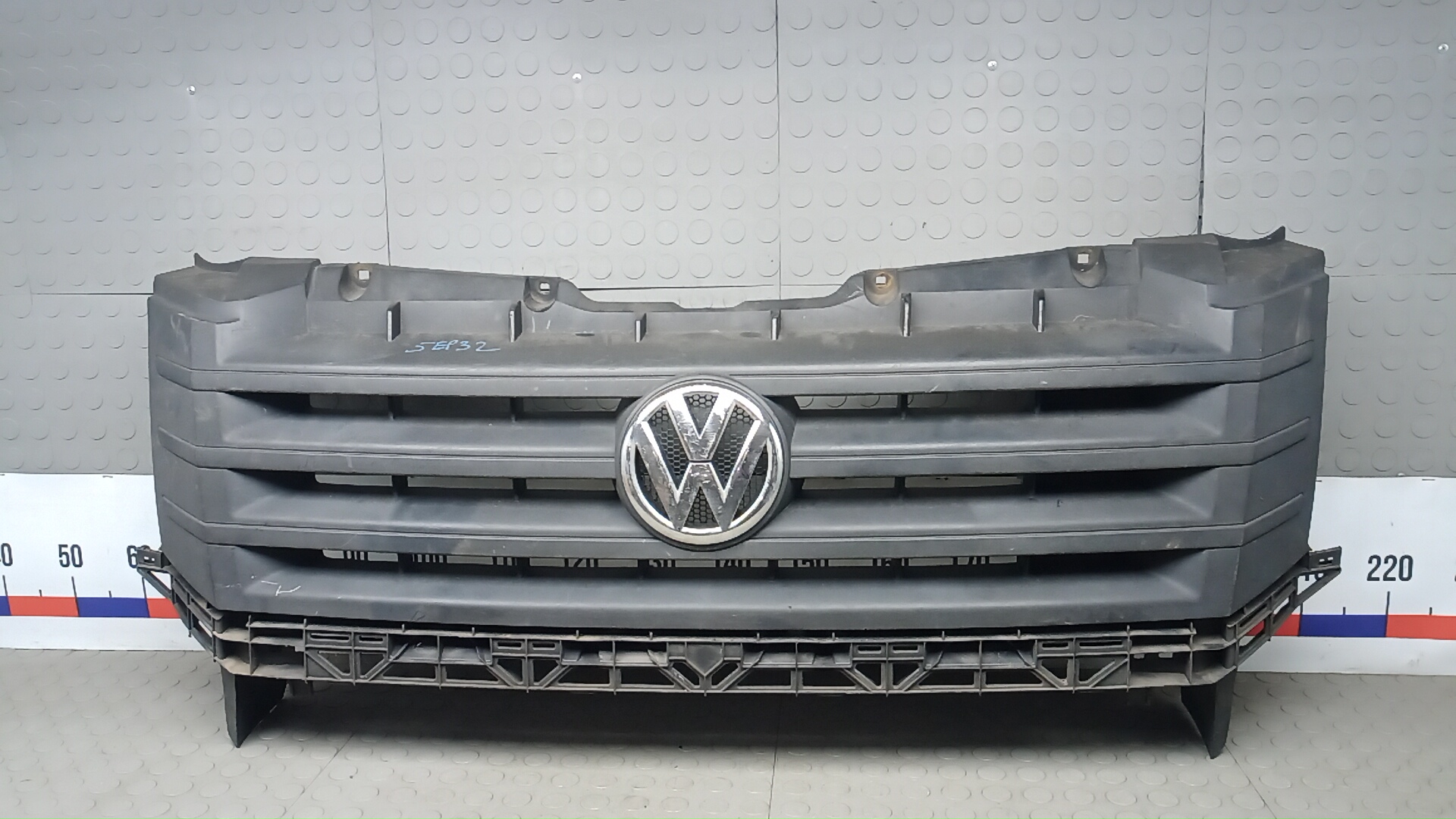 Решетка радиатора Volkswagen Crafter 1