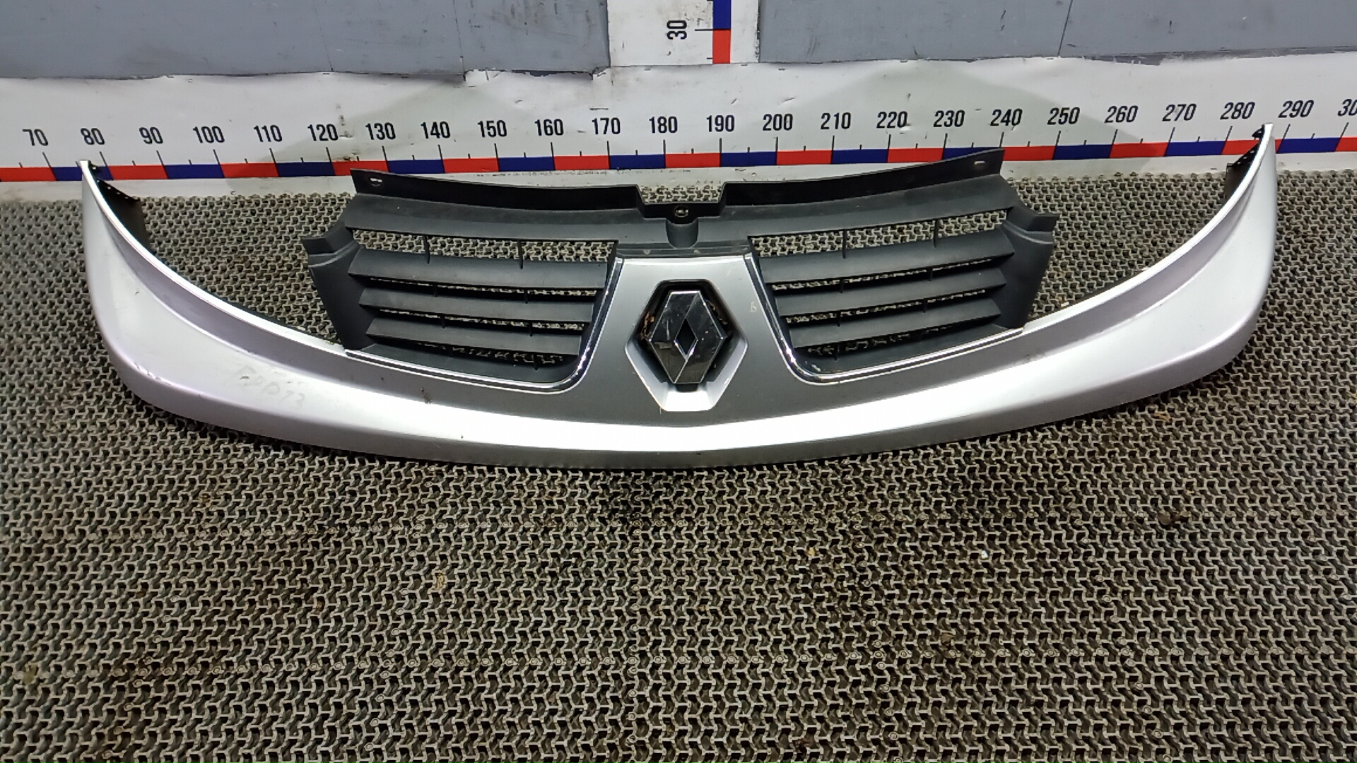 Решетка радиатора Renault Trafic 2