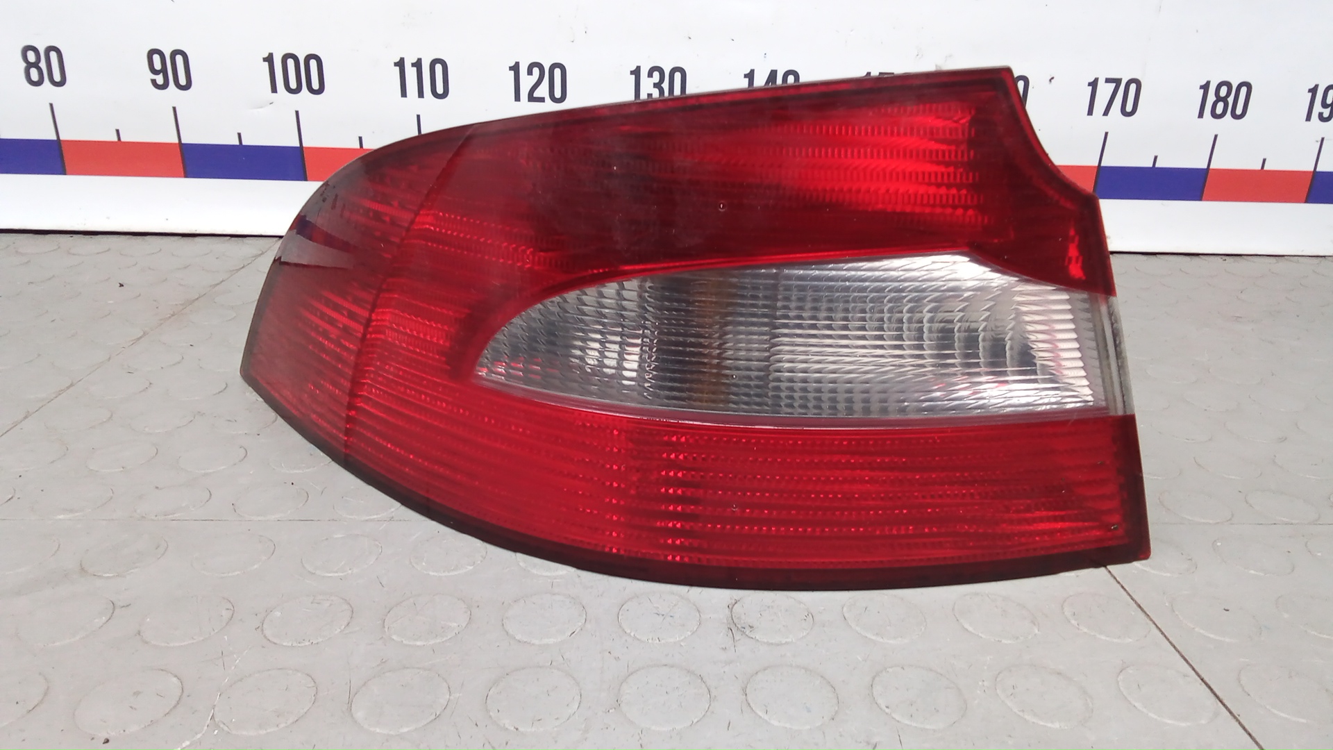Фонарь задний левый Skoda Superb 2