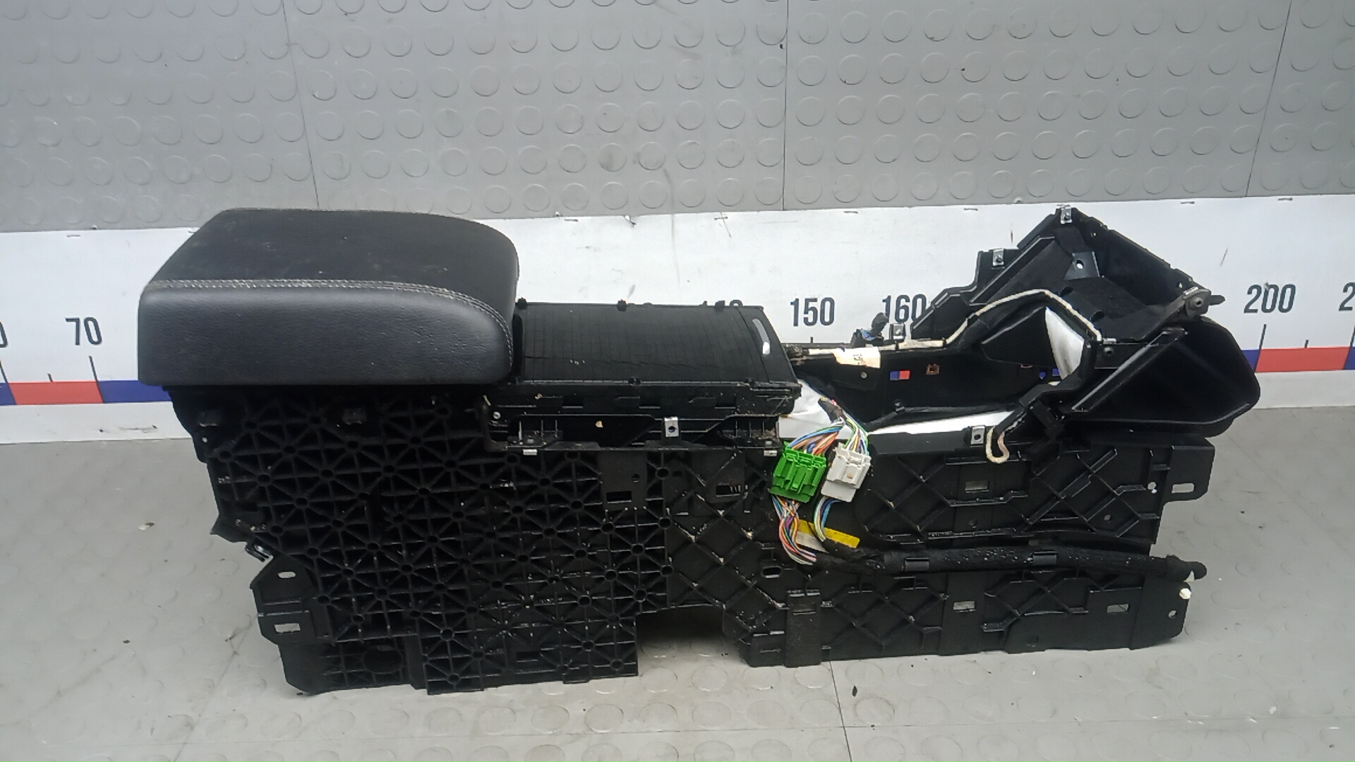 Подлокотник центральный Land Rover EVOQUE 1