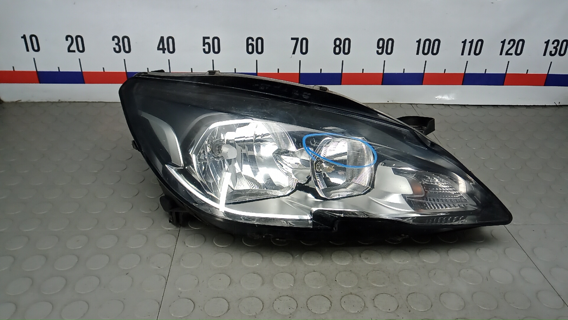 Фара правая Peugeot 308 2