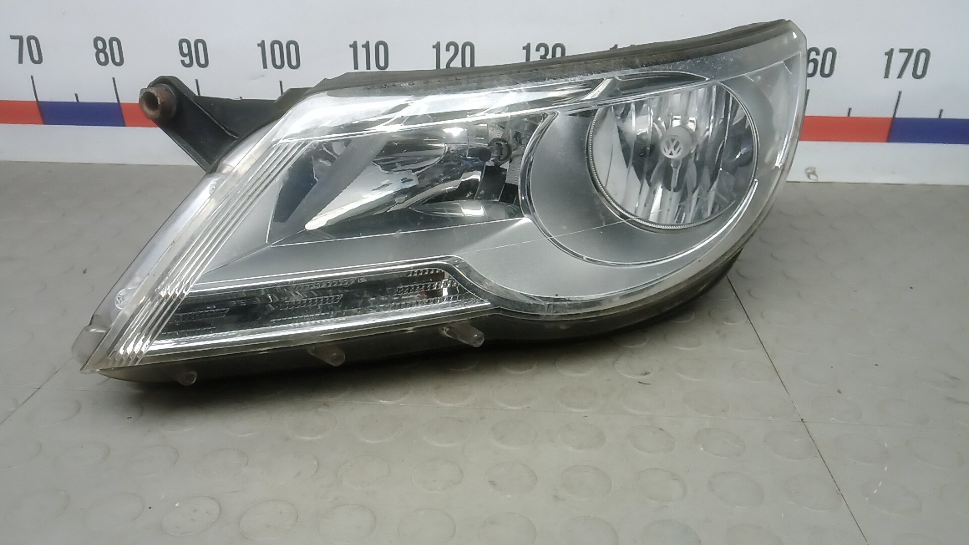 Фара левая Volkswagen Tiguan 1