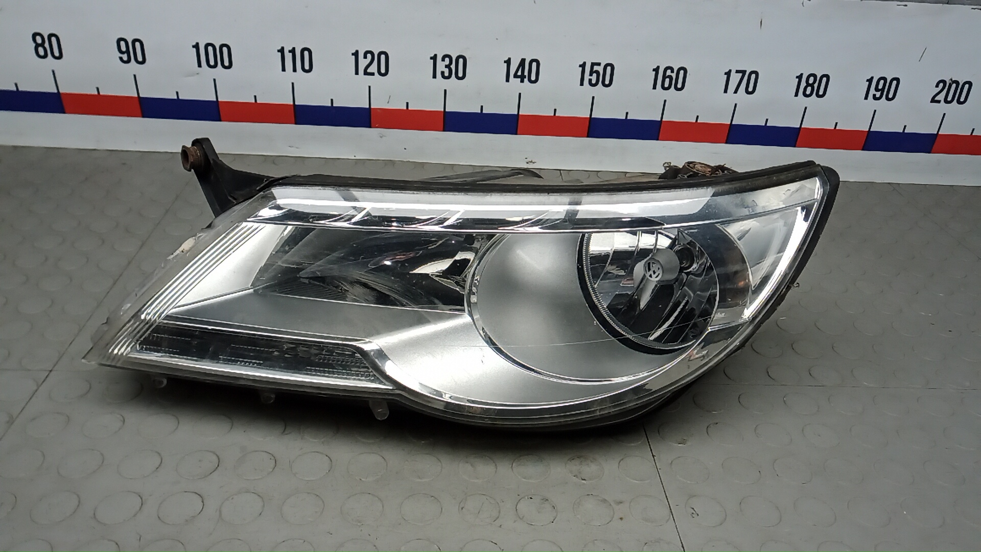 Фара левая Volkswagen Tiguan 1