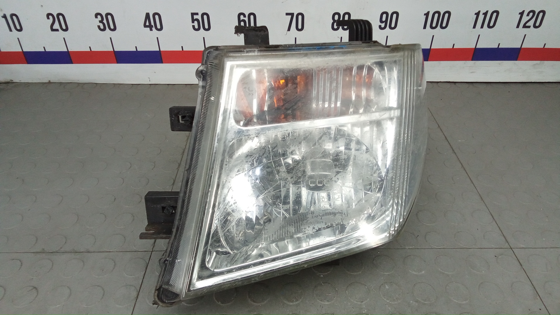 Фара левая Nissan Navara D40
