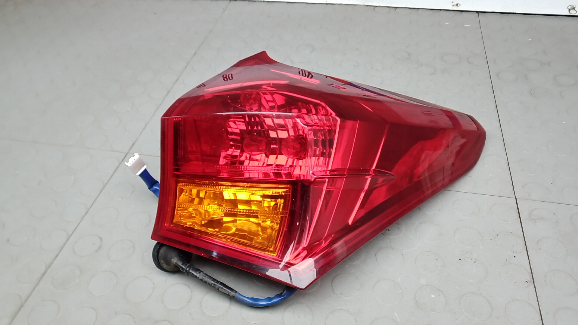 Фонарь задний правый Toyota Auris E180