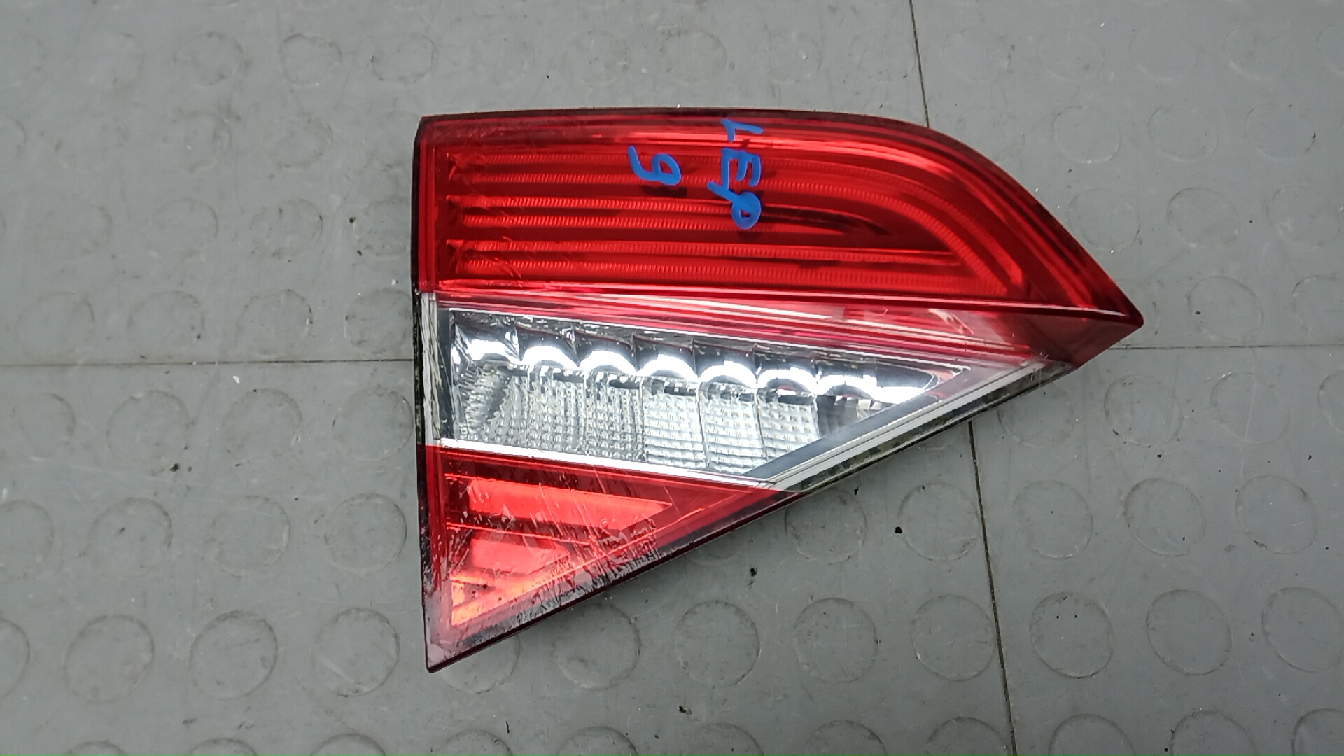 Фонарь левый 3-5 двери Skoda Superb 2