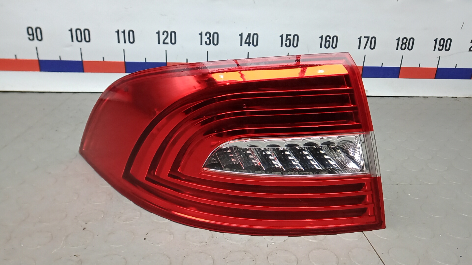Фонарь задний левый Skoda Superb 2