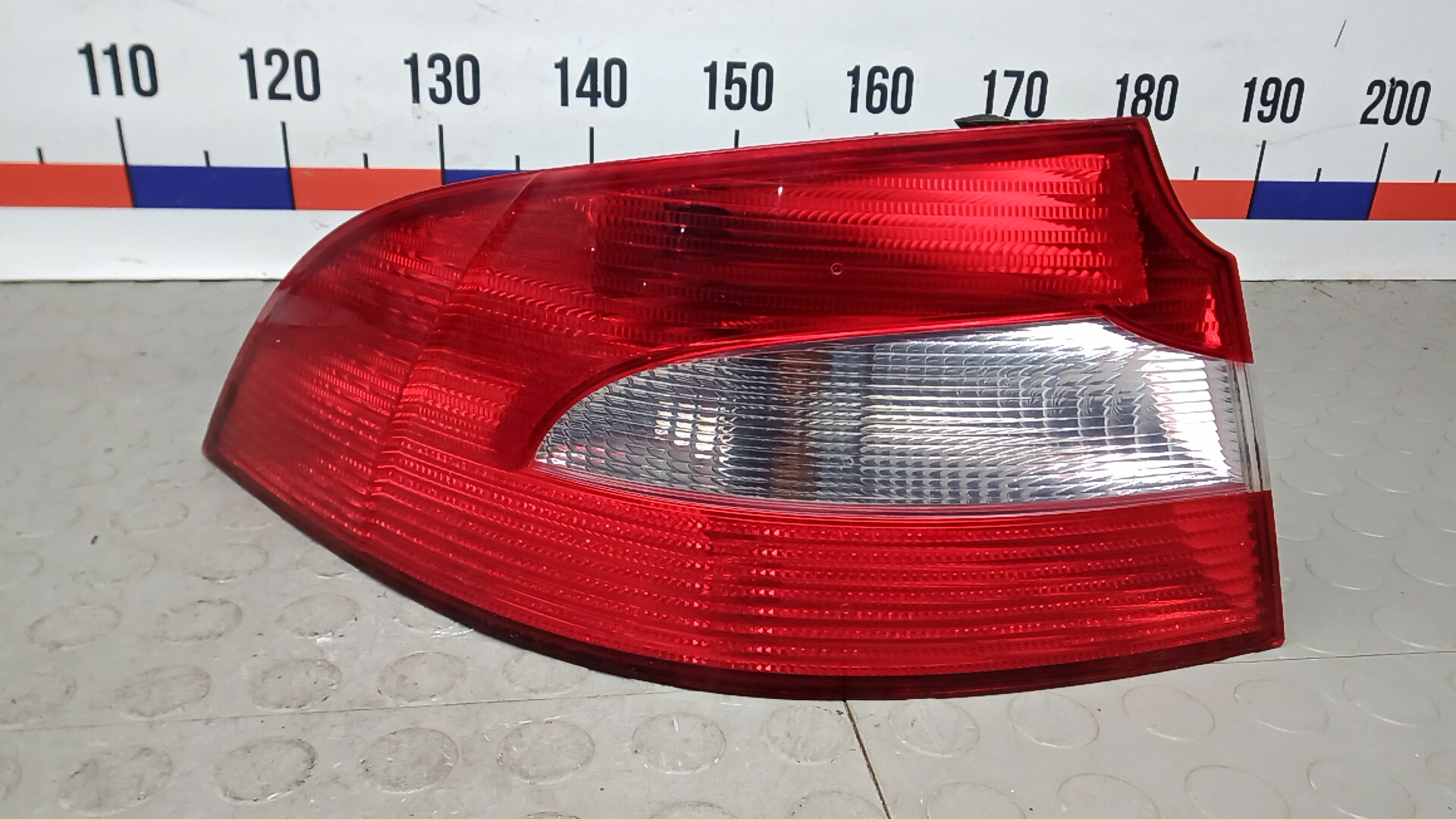 Фонарь задний левый Skoda Superb 2