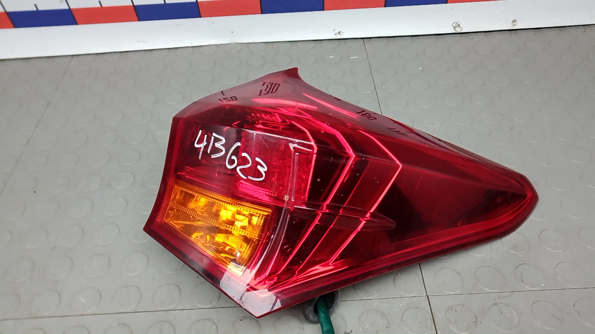 Фонарь задний правый Toyota Auris E180