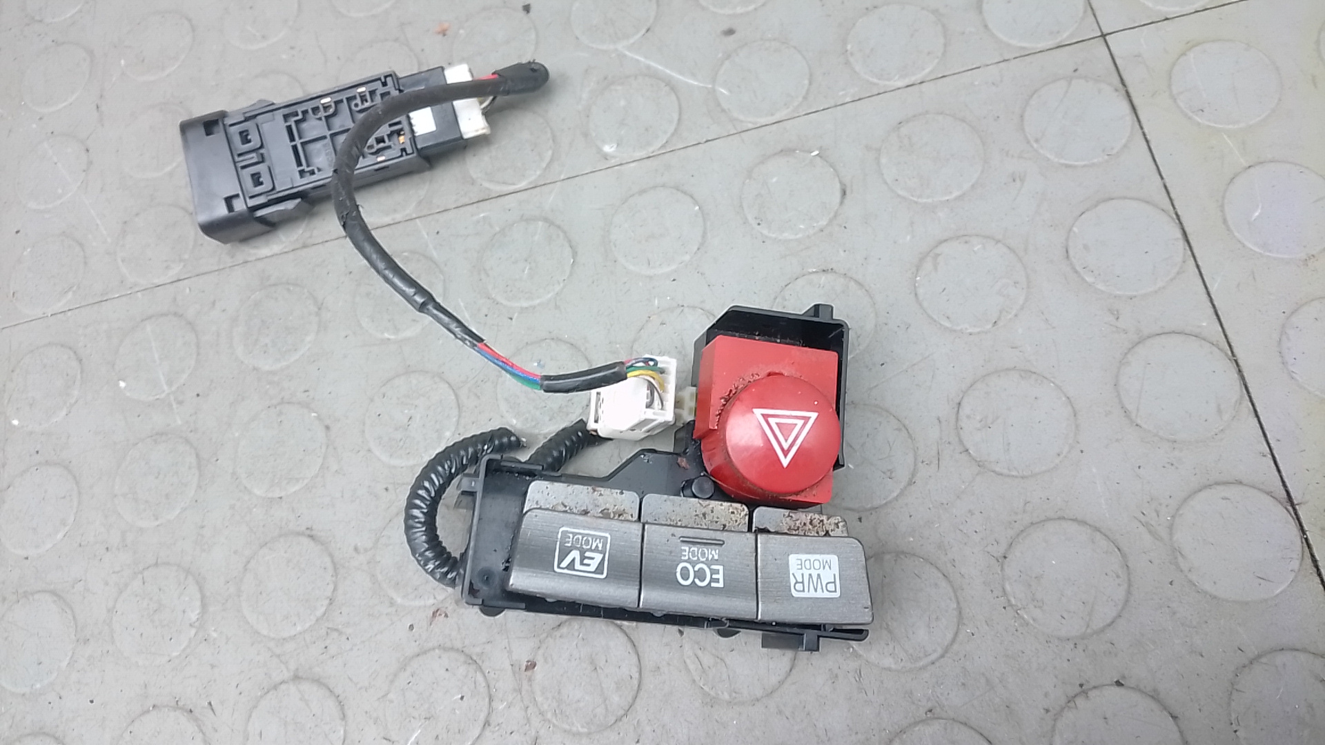 Кнопка аварийки Toyota Prius XW30