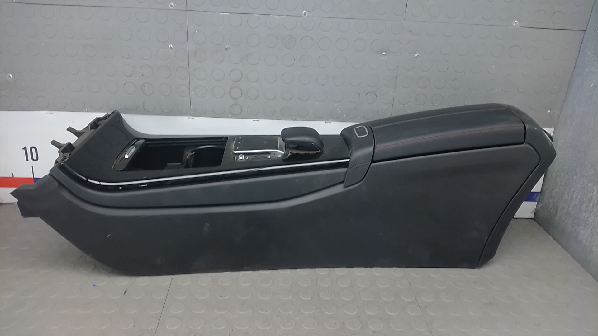 Подлокотник центральный Mercedes-Benz A-Class W177
