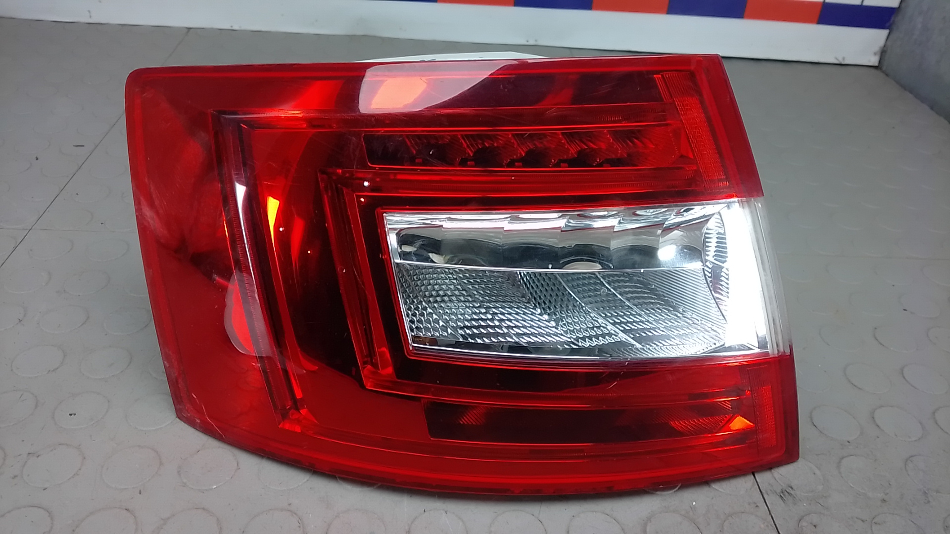 Фонарь задний левый Skoda Octavia A7