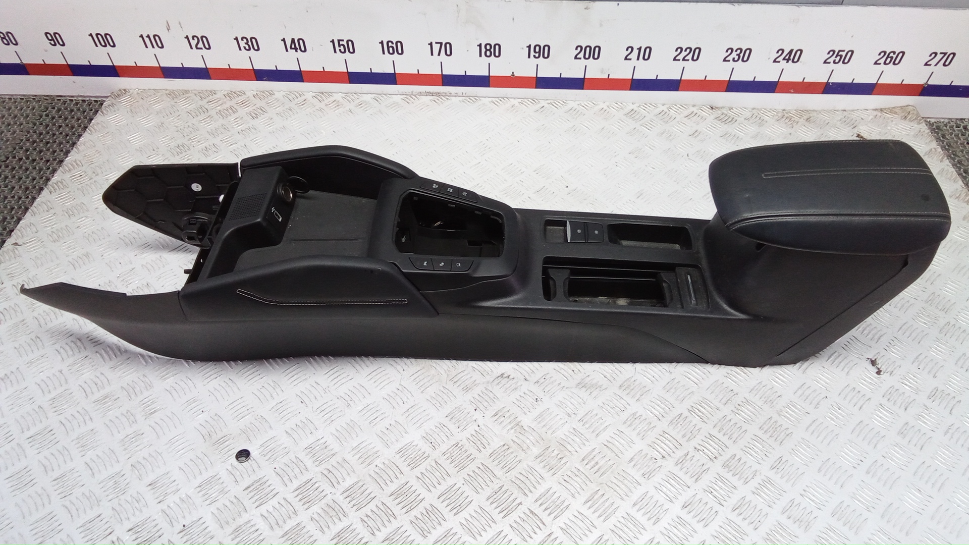 Подлокотник центральный Ford Focus 4