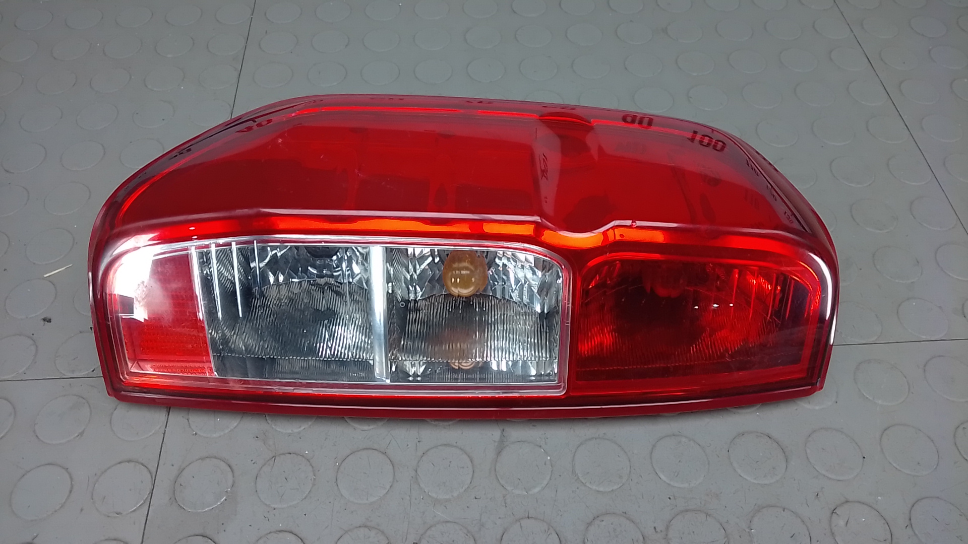 Фонарь задний левый Nissan Navara D40