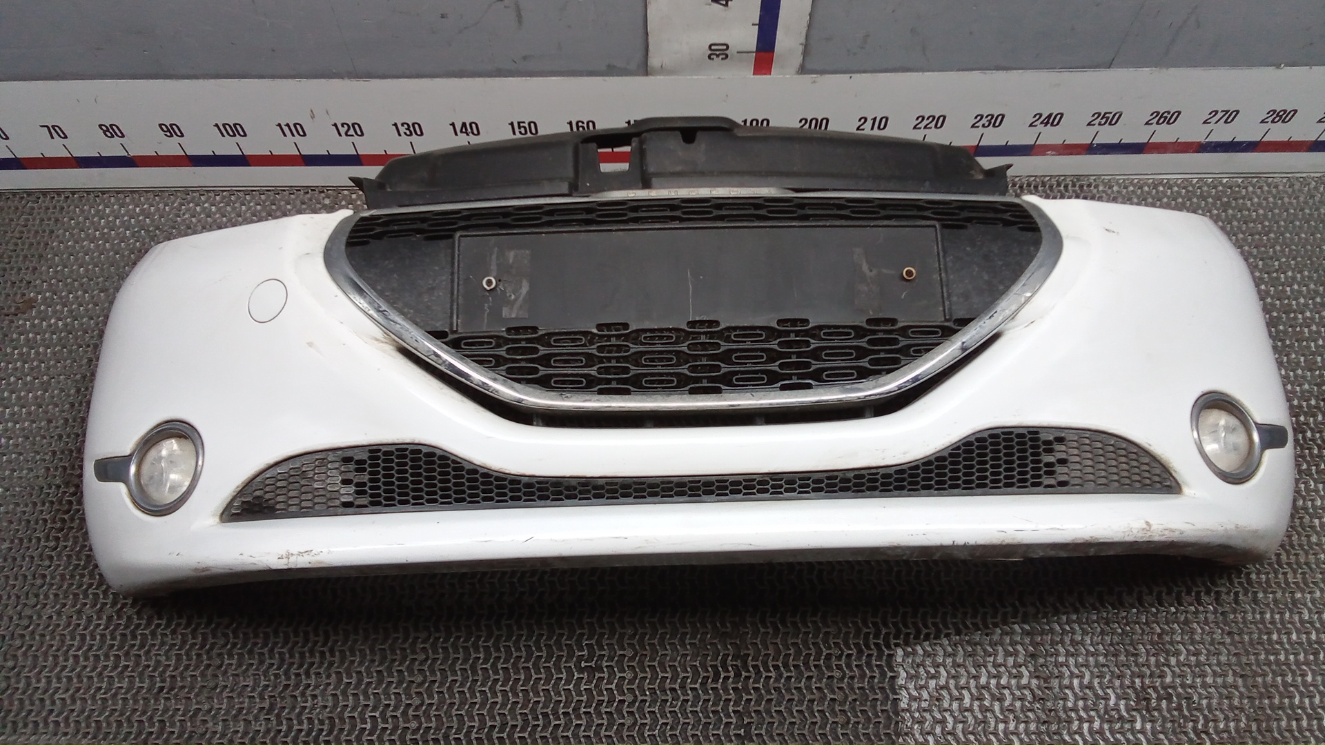 Бампер передний Peugeot 208 1
