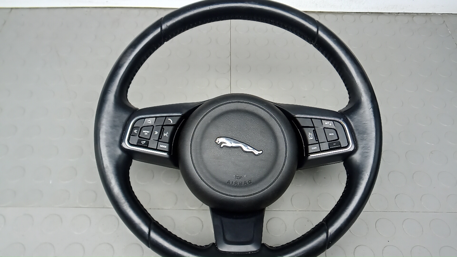 Руль Jaguar XE X760