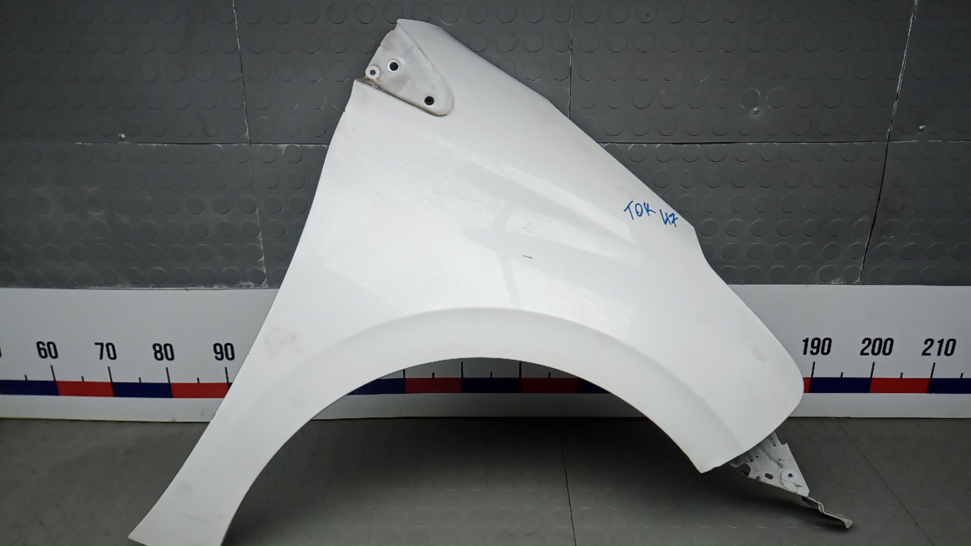 Крыло переднее правое Peugeot 208 1