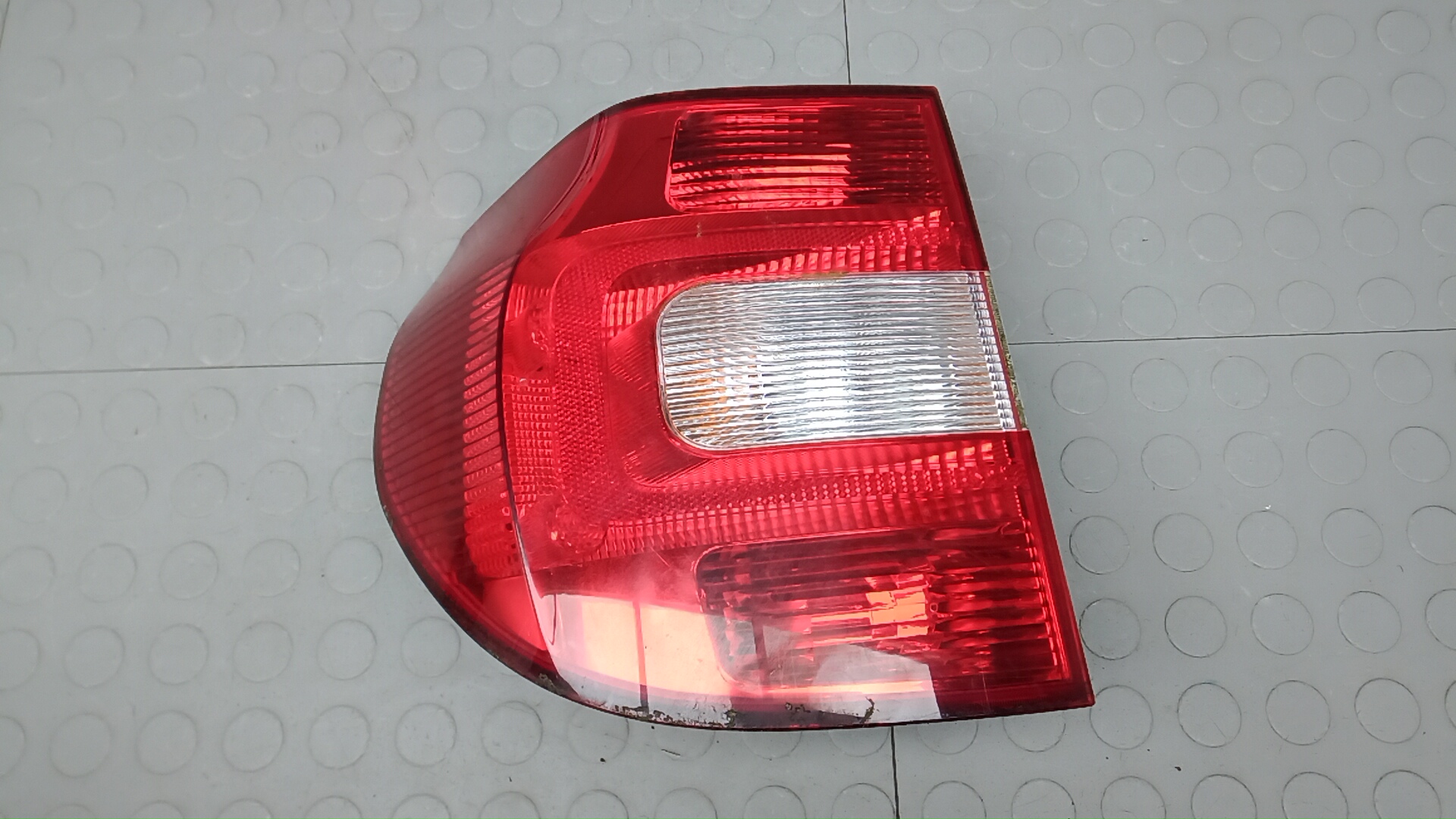 Фонарь задний левый Skoda Yeti 1