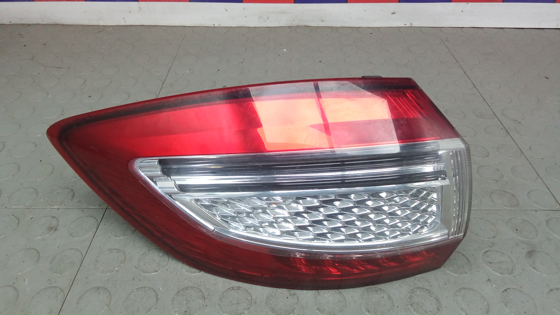Фонарь задний левый Ford Mondeo 4