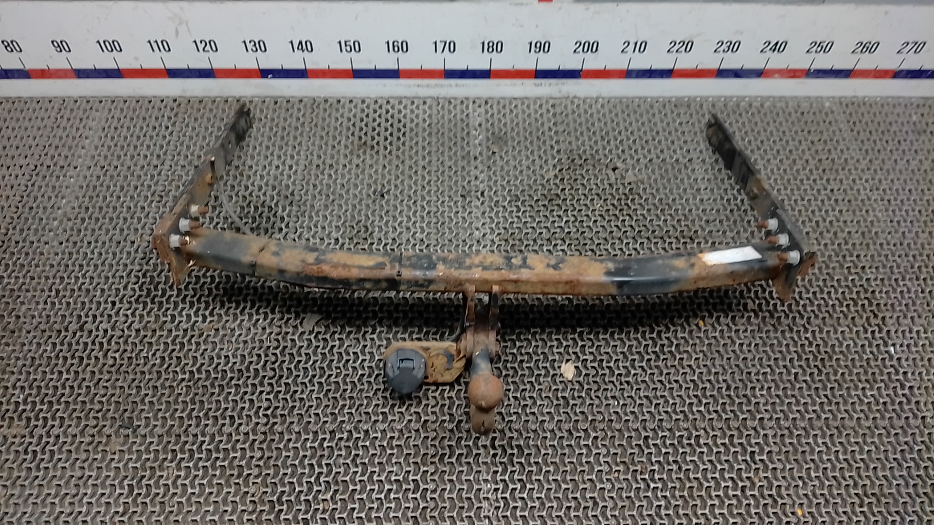 Фаркоп (прицепное устройство) Ford Kuga 1