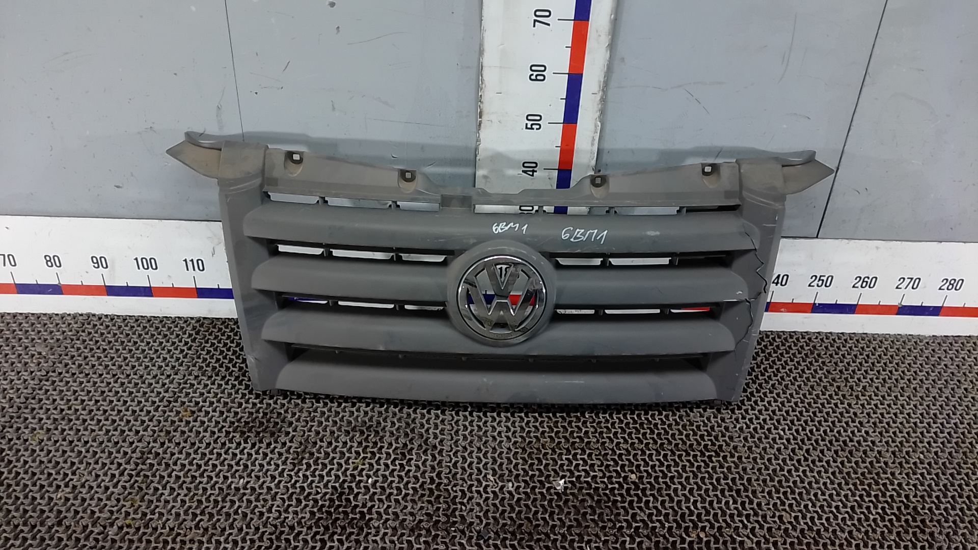Решетка радиатора Volkswagen Crafter 1
