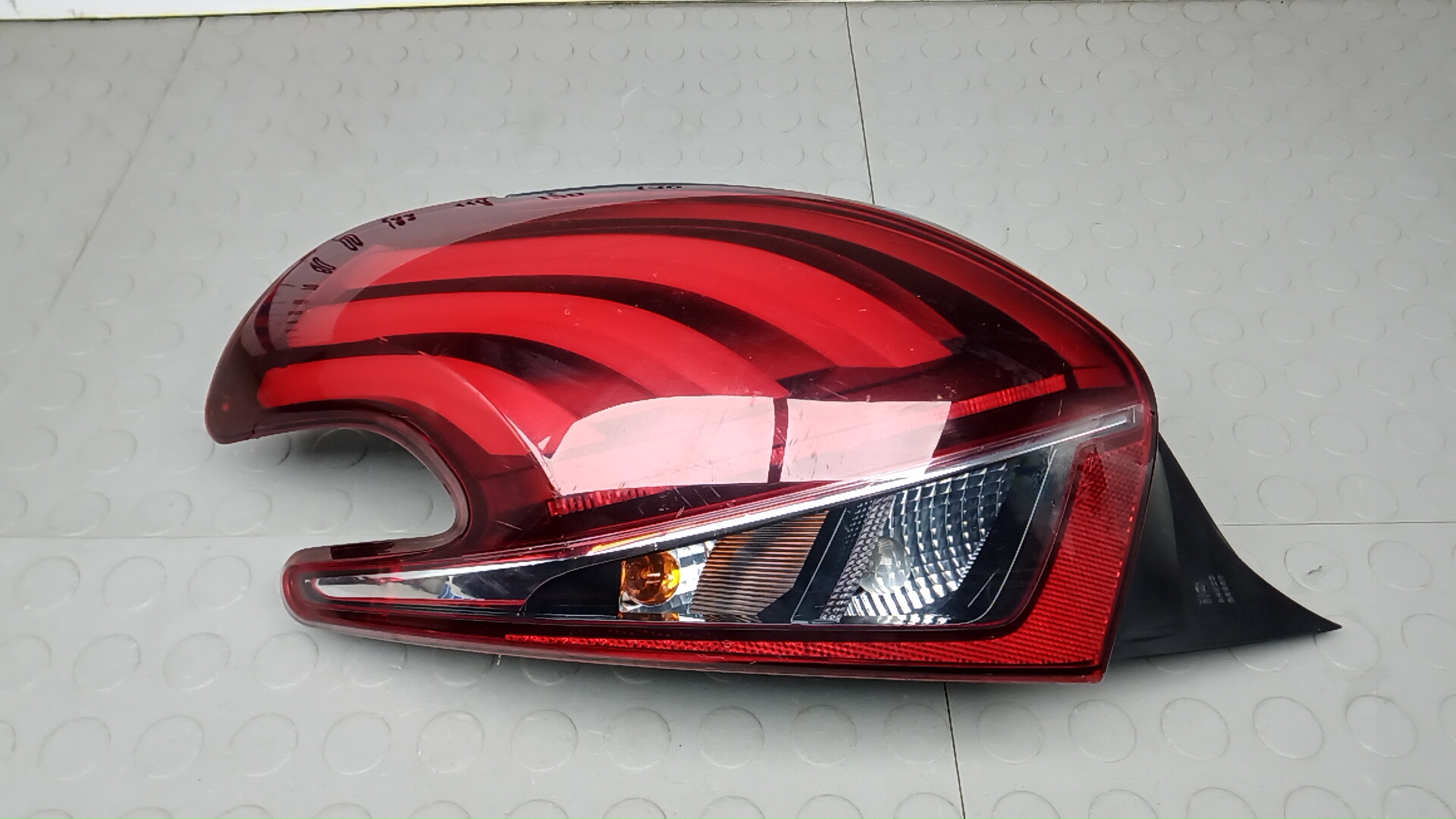 Фонарь задний левый Peugeot 208 1