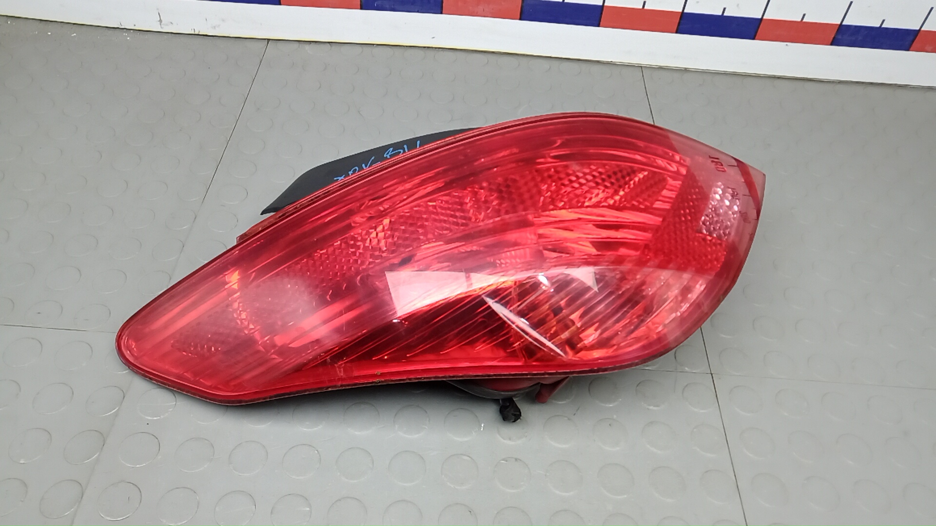 Фонарь задний левый Peugeot 308 1