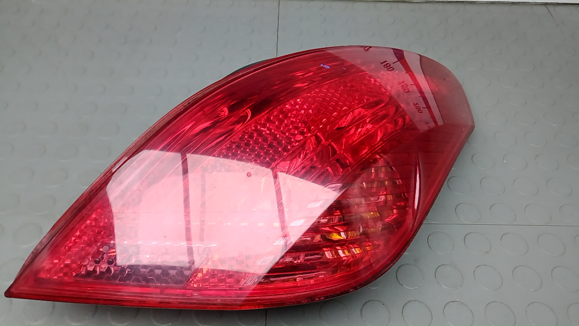 Фонарь задний правый Peugeot 308 1