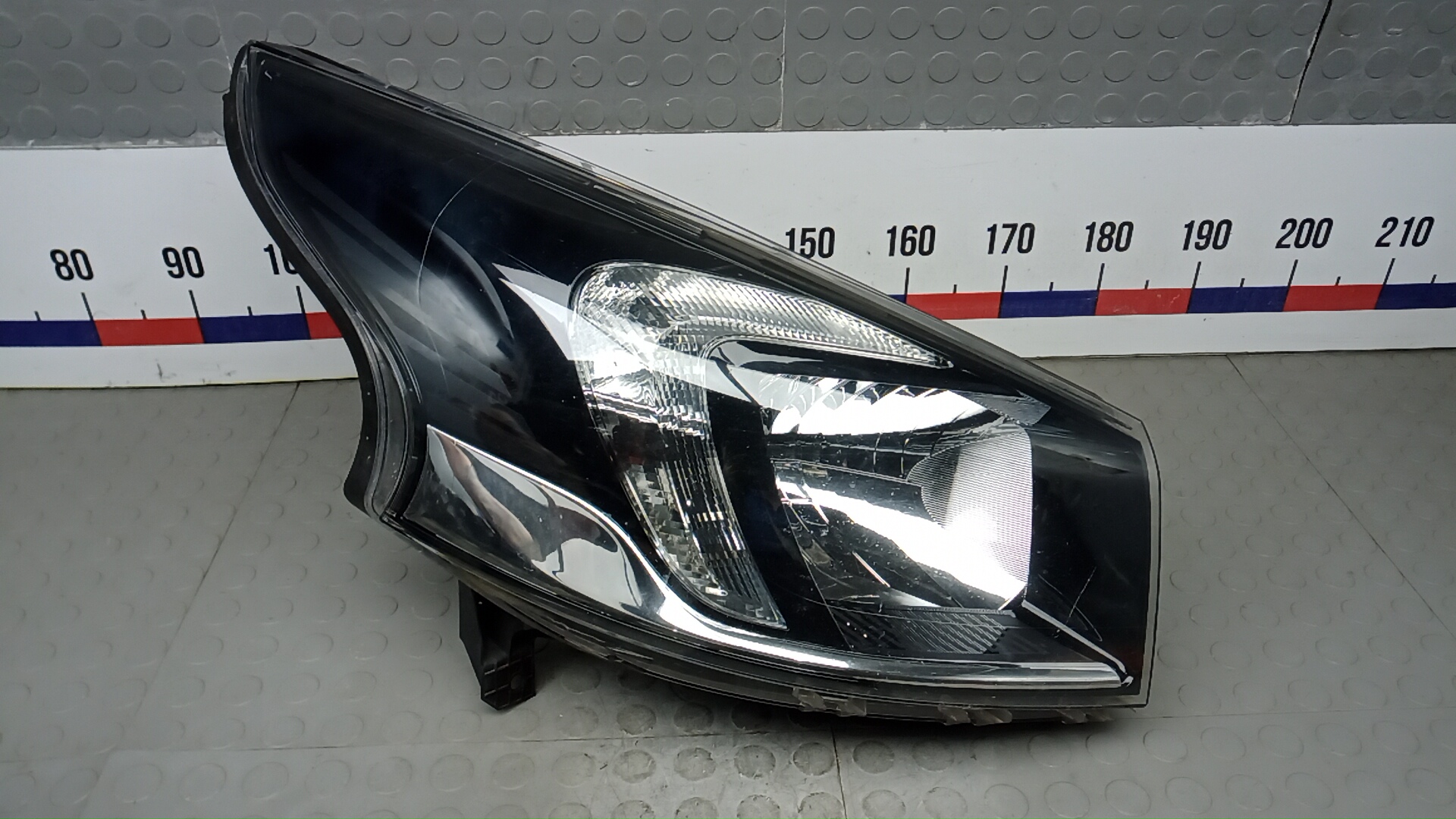 Фара правая Opel Vivaro B
