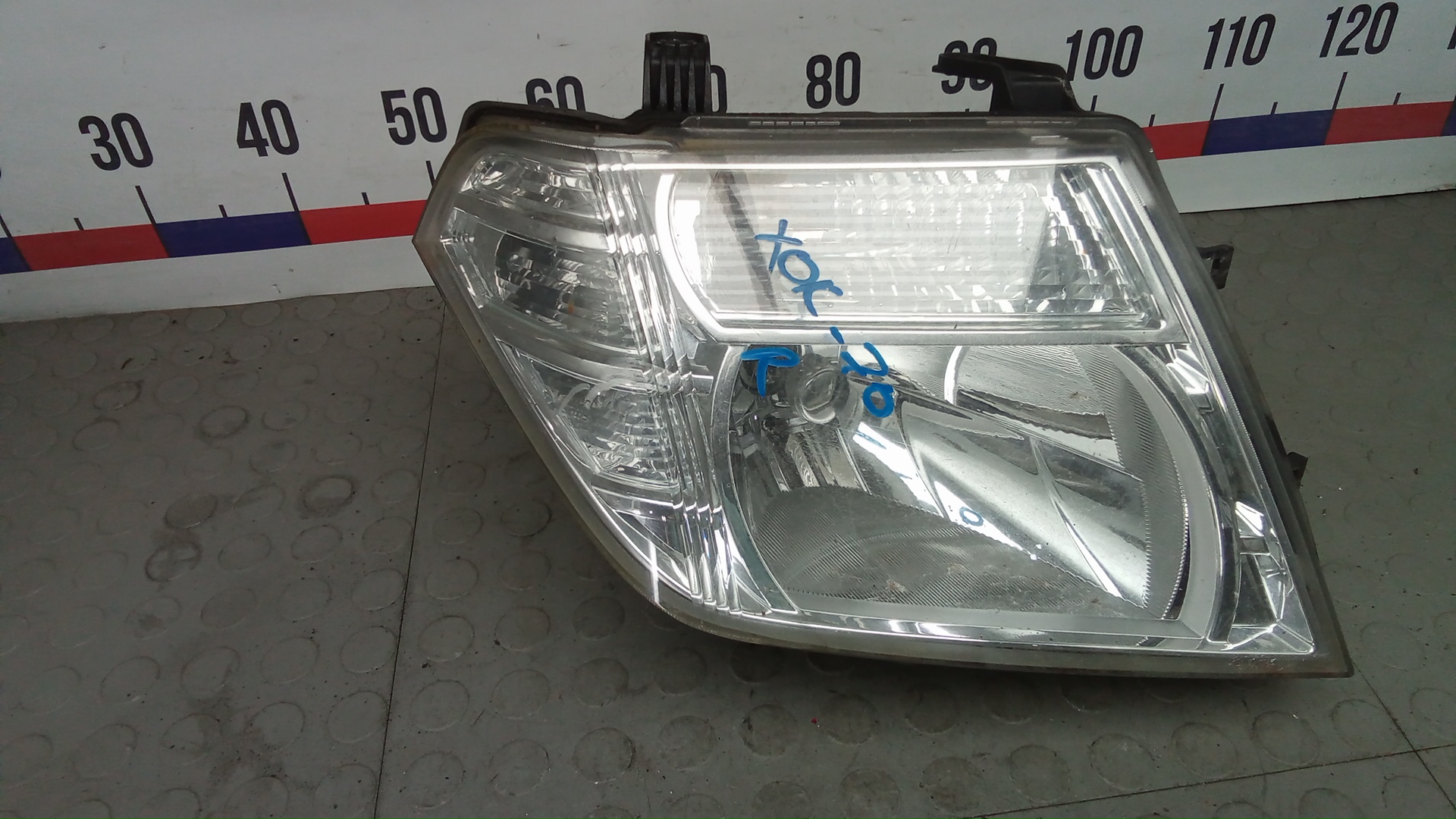 Фара правая Nissan Navara D40
