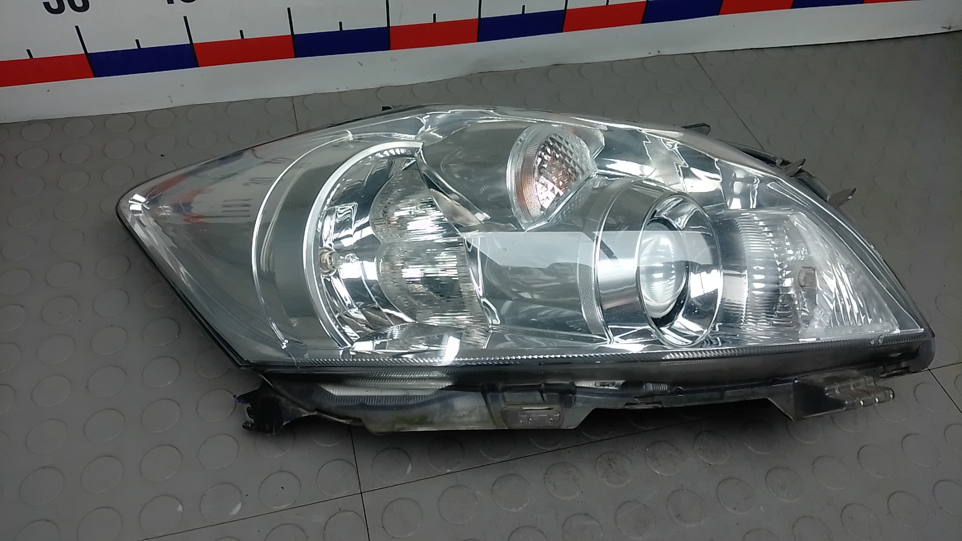 Фара правая Toyota Auris E150