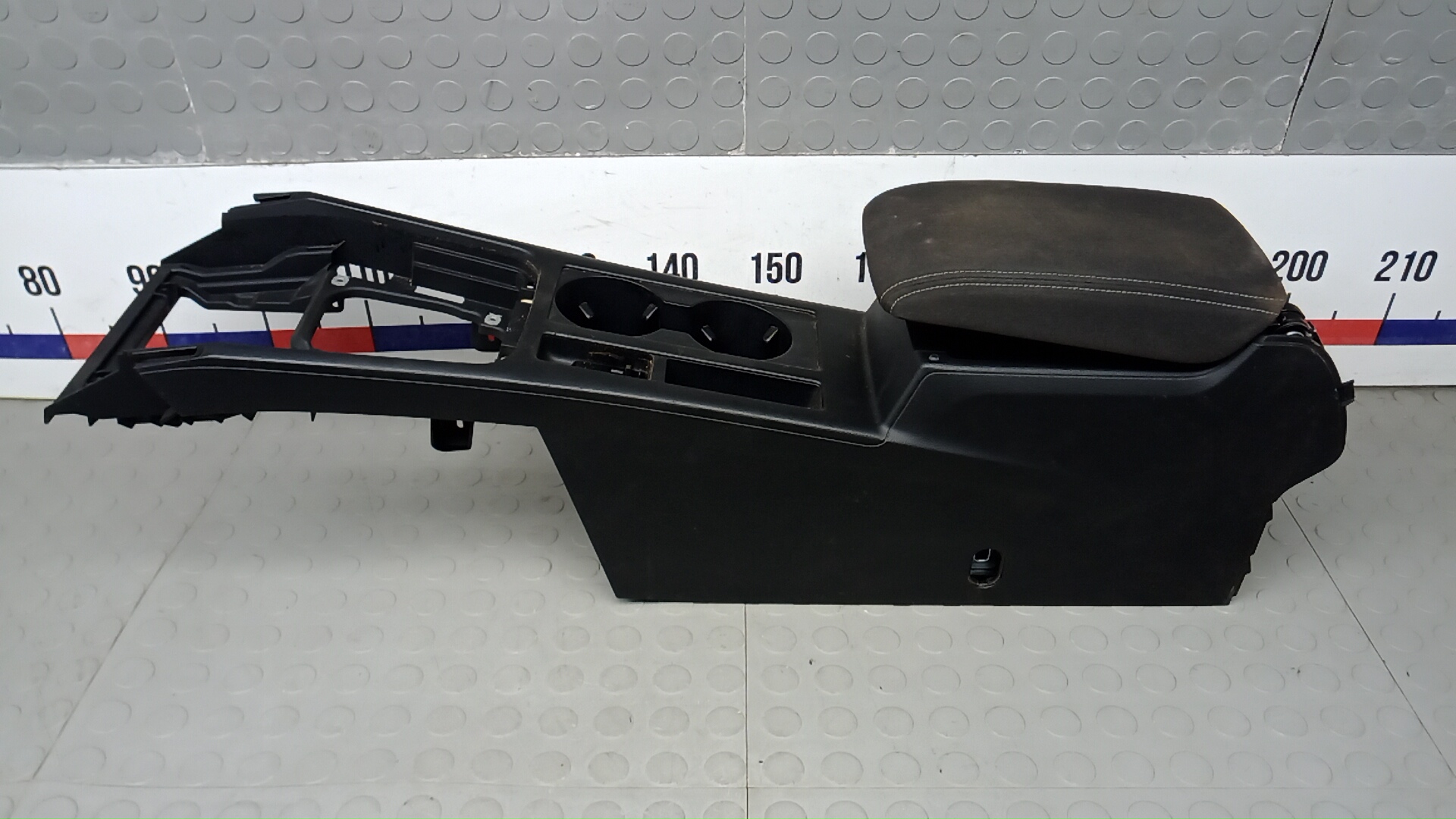 Подлокотник центральный Volkswagen Passat B8