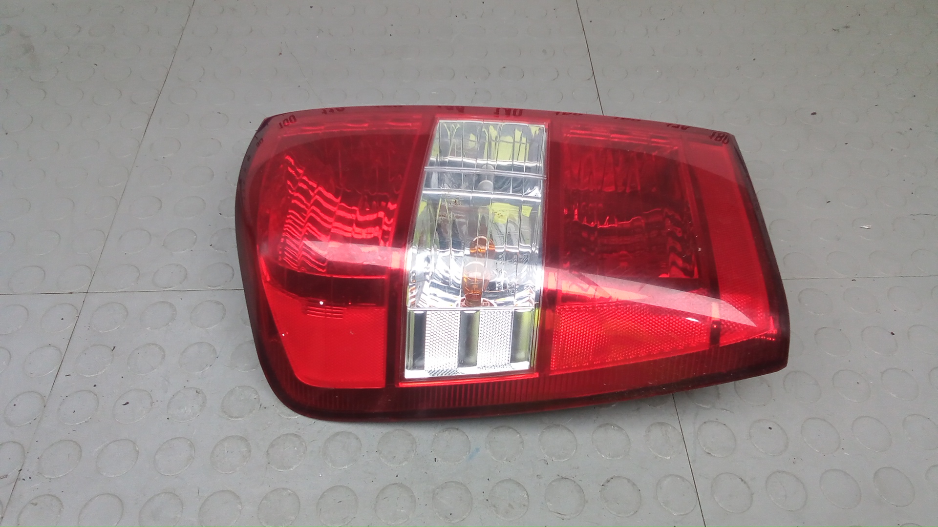 Фонарь задний левый Kia Carnival 2