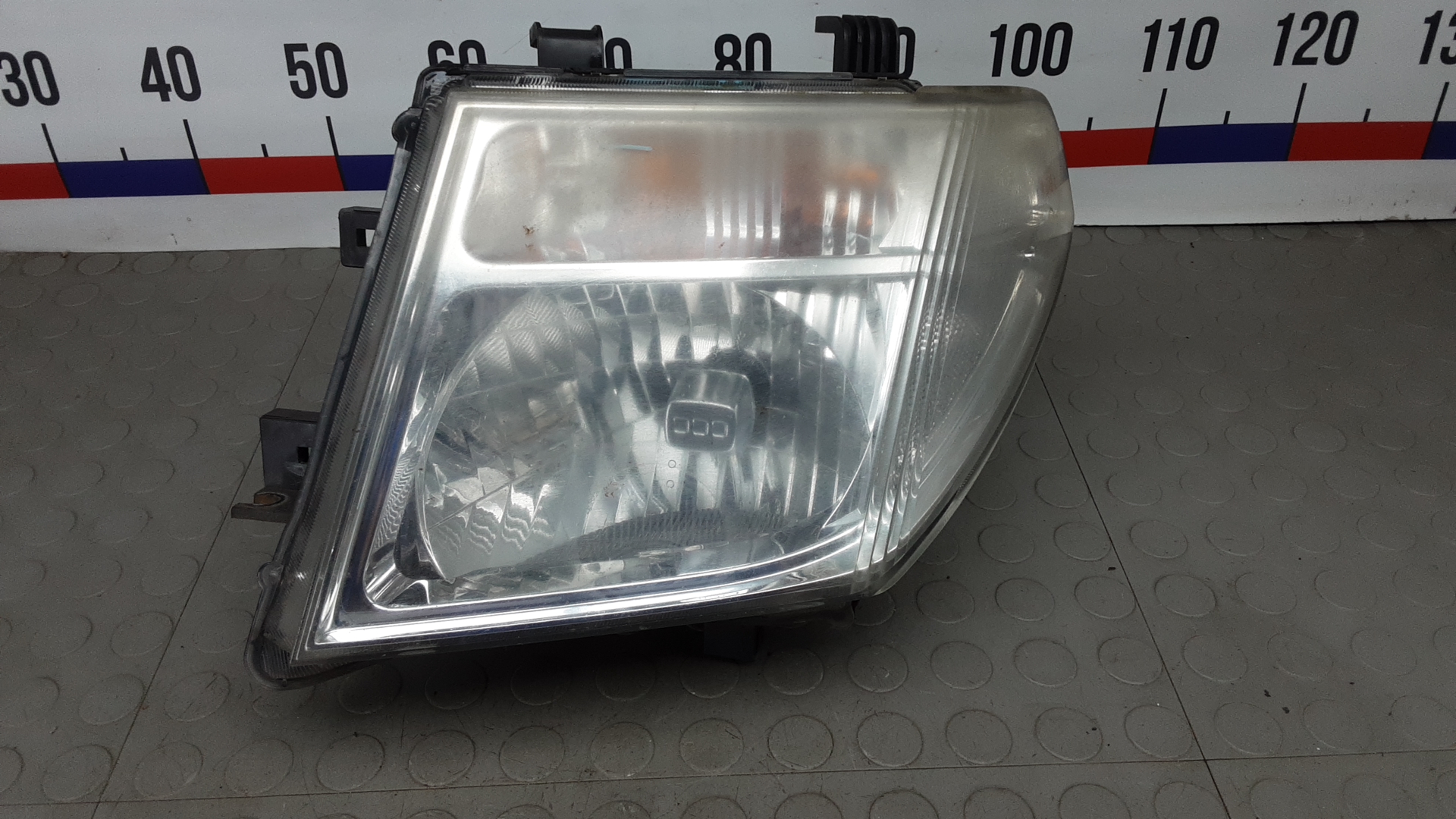 Фара левая Nissan Navara D40