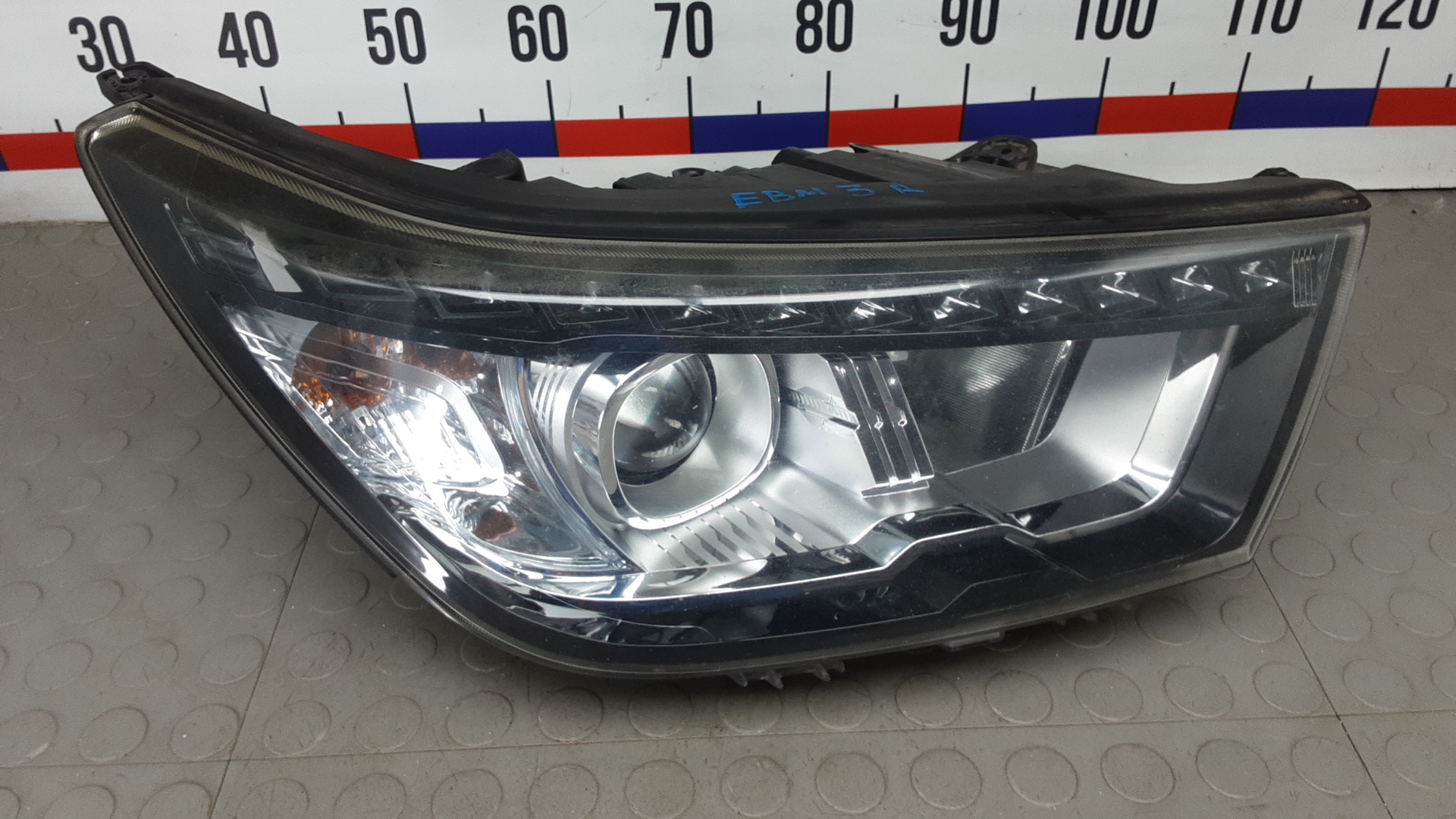 Фара правая SsangYong Tivoli 1