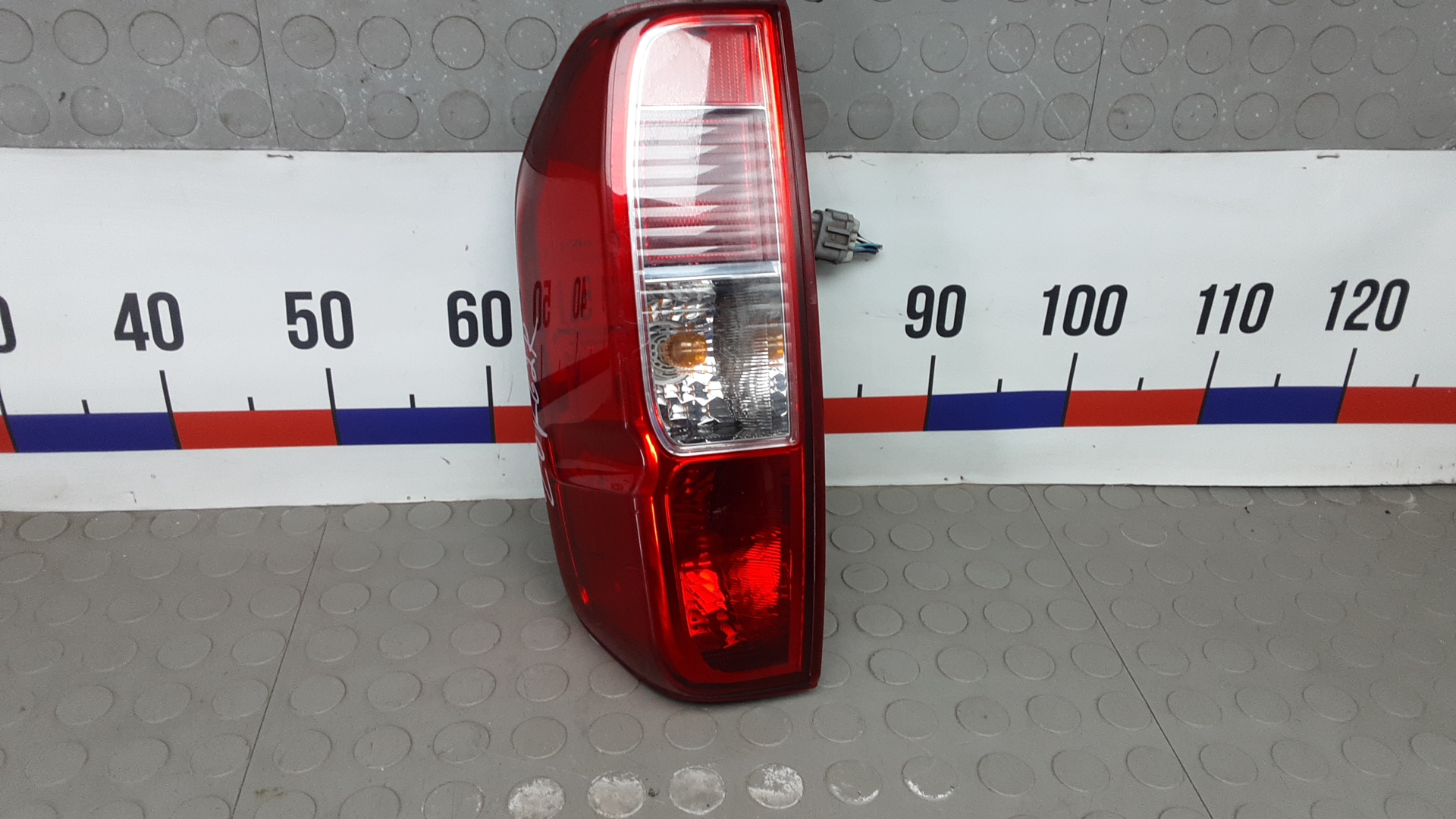 Фонарь задний правый Nissan Navara D40