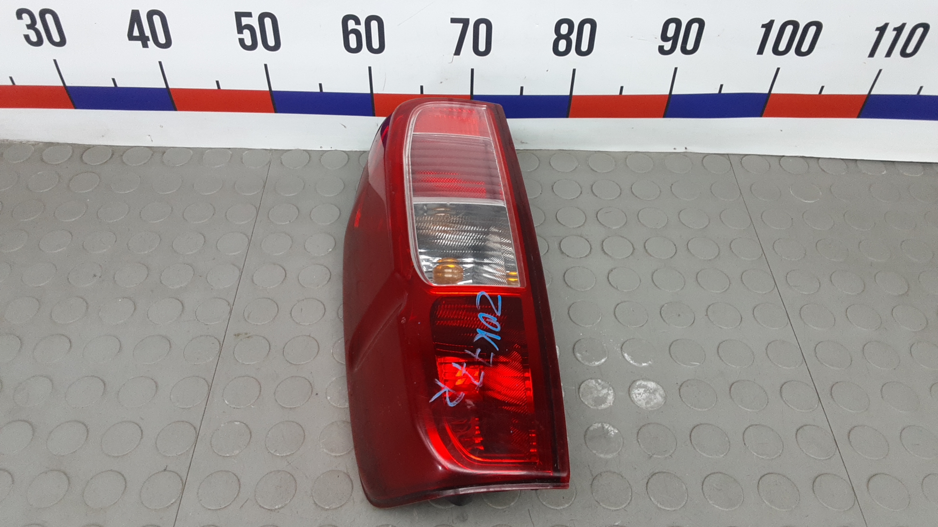 Фонарь задний правый Nissan Navara D40